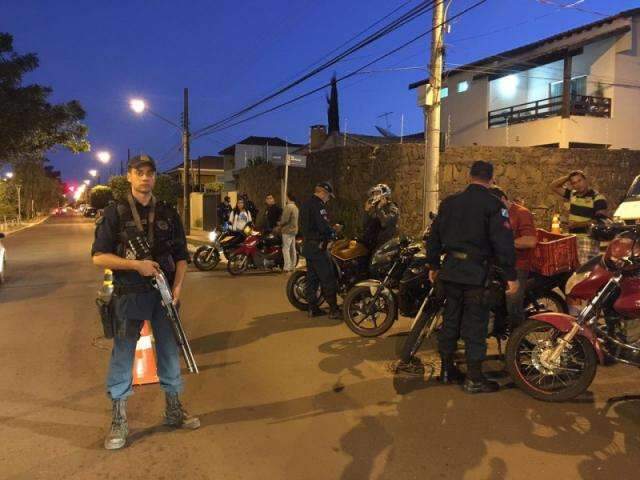 Opera&ccedil;&atilde;o da PM na Orla Morena apreende 22 motos e quatro carros
