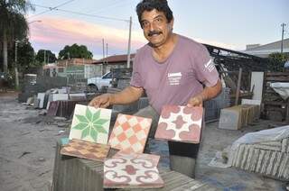 Luiz mostra alguns dos mais de 40 modelos de ladrilhos (Foto: João Garrigó)