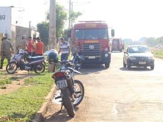 Motociclista ficou ferido em acidente envolvendo caminhão (Foto: André Bittar) 