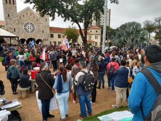 Manifestantes concentrados em frente à Catedral de Dourados, nesta quarta-feira (Foto: Gracindo Ramos/Divulgação)