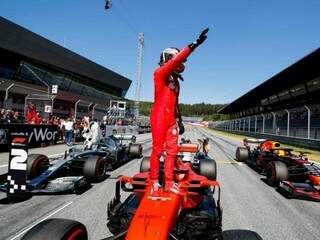 Charles Leclerc comemorando pole position no GP da Austrália (Fórmula 1/Twitter)