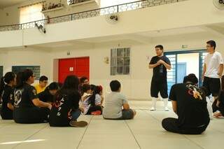 Nas aulas, eles não aprendem só a dança e sim sobre toda a cultura de Okinawa (André Bittar)