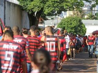 Por amor ao time, flamenguistas fecham rua para ver Libertadores