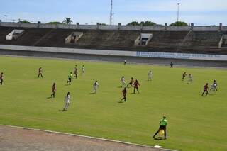 Comercial e Misto de Três Lagoas jogaram na manhã deste domingo, no Estádio Morenão, em Campo Grande (Foto: Pedro Peralta)