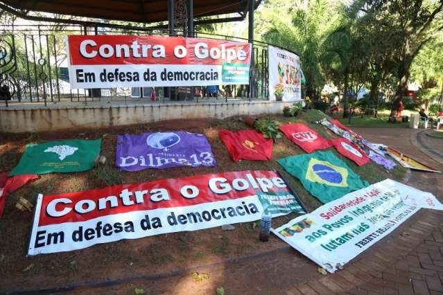 Manifesto pr&oacute;-Dilma vira a noite em pra&ccedil;a e inclui programa&ccedil;&atilde;o cultural