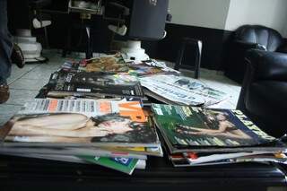 Entre os jornais diários e revistas de notícias, VIP e Playboy estão meio &#039;escondidas&#039;.