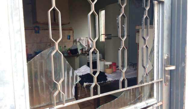 Confus&atilde;o em festa termina com invas&atilde;o de casa e carro incendiado