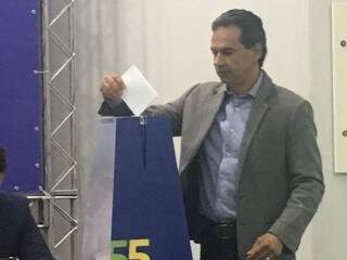 Prefeito Marquinhos Trad vota em convenção do PSD. (Foto: Divulgação).