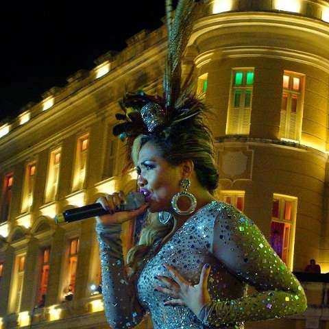 Gaby Amarantos &eacute; a principal atra&ccedil;&atilde;o no encerramento do Carnaval de Corumb&aacute;