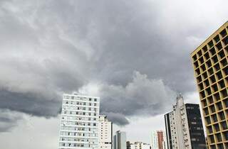 Dia amanheceu nublado e pode voltar a chover na Capital. (Foto: Marcos Ermínio)