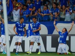 Jogadores comemorando o gol que garantiu a vitória do time na partida. (Foto: Vinnicius Silva/ReproduçãoCruzeiroFC) 