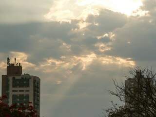 Dia amanheceu com sol entre nuvens, na Capital. (Foto: André Bittar)