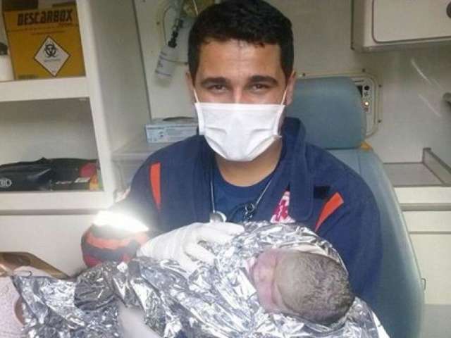 Samu faz o primeiro parto em uma viatura de resgate de 2015