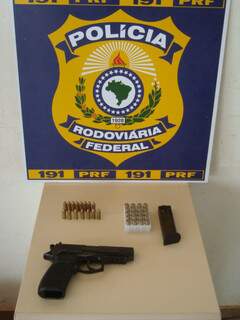 Arma e munições apreendidas com policial de Goiás. (Foto: Divulgação/ PRF)
