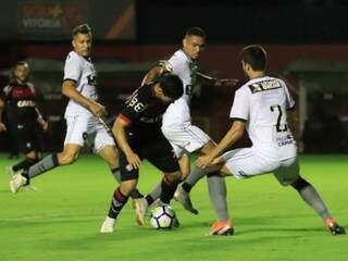 Bola é disputada por jogadores de Botafogo e Vitória no Barradão (Foto: EC Vitória/Divulgação)