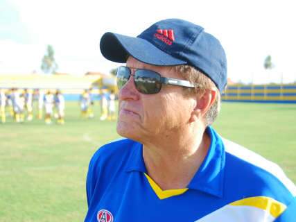  Cene renova contrato de treinador para temporada 2013