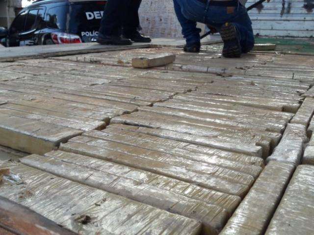 DOF apreende caminh&atilde;o com maconha, condutor foge, mas batedor &eacute; preso