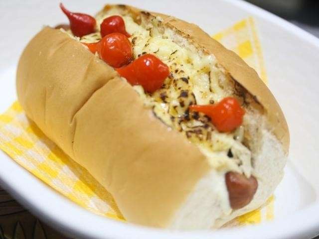 Cachorro-Quente de Linguiça Defumada (estilo Food Truck