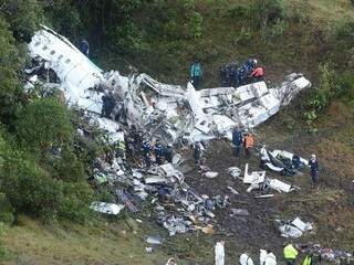 Destroços do avião em que a equipe da Chapecoense estava (Foto: Luis Benavides/AP)