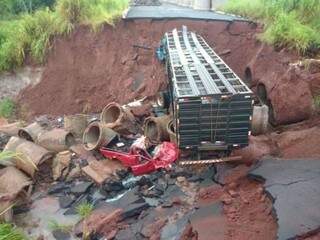 Camionete que caiu no buraco no dia 19 de janeiro, segue no local (Foto: Nova News)