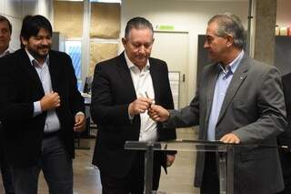 Antônio Vaz durante sua posse ao lado de Wilton Acosta (a sua esquerda) e do governador Reinaldo Azambuja (a sua direita). (Foto: Jéssica Barbosa - Assessoria)