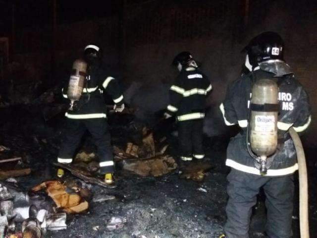 Inc&ecirc;ndio destr&oacute;i dep&oacute;sito de reciclagem que foi usado para o tr&aacute;fico 