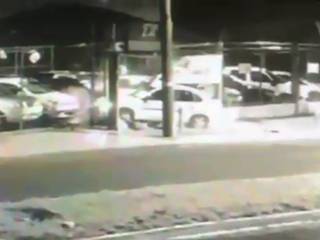 Vídeo gravado por câmera de segurança mostra momento em que Corsa atinge loja (Foto: Reprodução/Direto das Ruas)