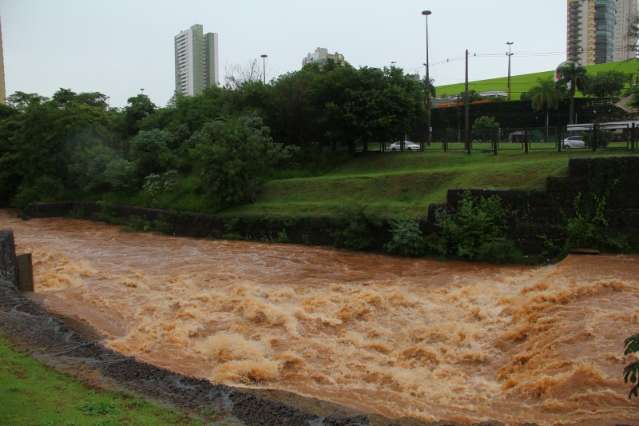 Chuva exp&otilde;e mau h&aacute;bito, carrega lixo das ruas e suja beirada de c&oacute;rrego