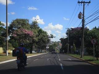 Na Avenida Mato Grosso, céu com poucas nuvens no início da tarde, em Campo Grande, que registra 30ºC. (Foto: Marina Pacheco).