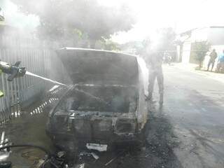 Corpo de Bombeiros é chamado, mas fogo já havia consumido veículo.