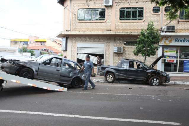 Motoristas s&atilde;o presos por dirigirem b&ecirc;bados e se envolverem em acidente