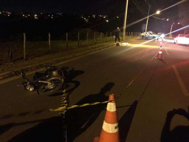 Motociclista morre ao tentar ultrapassagem e atingir poste 