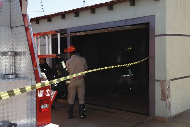 Inc&ecirc;ndio em ed&iacute;cula assusta vizinhos no Jardim Petr&oacute;polis 