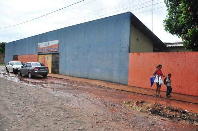 Equipe da Prefeitura foi acionada para fazer limpeza em Ceinf alagado
