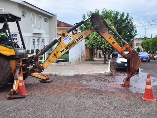  Equipe faz conserto ap&oacute;s reclama&ccedil;&atilde;o sobre vazamento de &aacute;gua na rua Goi&aacute;s