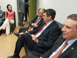 Secretário de Governo, Eduardo Riedel (o segundo, à direita), se reuniu com os deputados na Assembleia Legislativa de MS. (Foto: Assessoria ALMS)