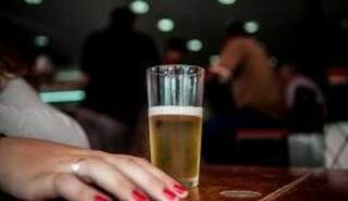 De 2006 a 2012, uso do  álcool aumentou  mais  entre mulheres que entre homens. (Foto: Arquivo/Agência Brasil)