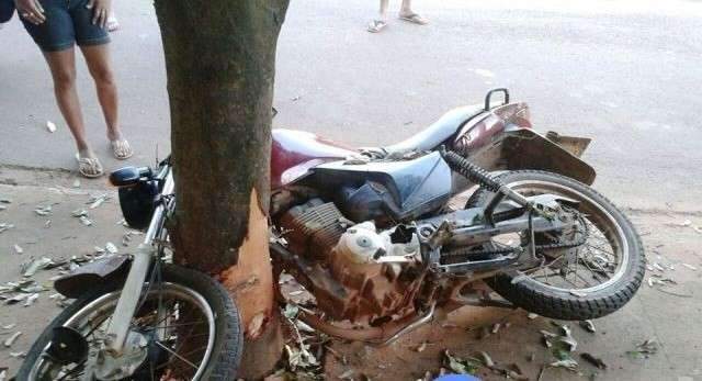 Adolescente de 16 anos morre ap&oacute;s colidir moto em poste e &aacute;rvore