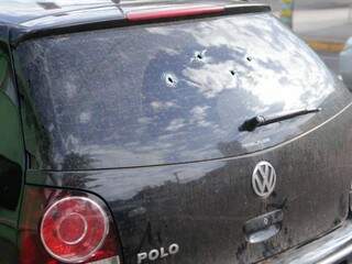 Marca de tiros em carro usado por quadrilha em assaltos. (Foto: Kísie Ainoã)