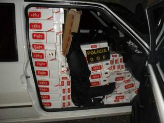Polícia encontrou o Fiat Uno abandonado no acostamento da rodovia. (Foto: DOF)