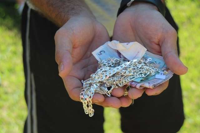 Filho de policial e adolescente s&atilde;o apreendidos por roubo &agrave; relojoaria 