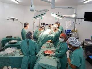 Equipe médica durante procedimento na tarde desta quarta-feira (Foto: Williams Piato/Santa Casa) 
