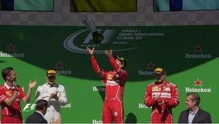 Vettel erguendo troféu após vencer Grande Prêmio do Brasil de Fórmula 1 (Reprodução/Twitter Fórmula 1)