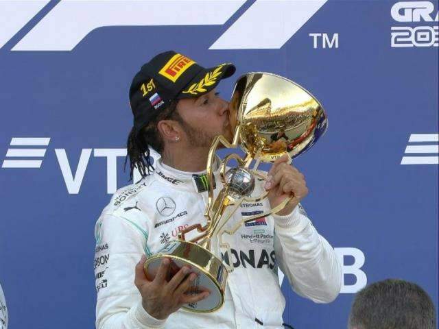 Lewis Hamilton vence corrida na R&uacute;ssia ap&oacute;s abandono de Vettel