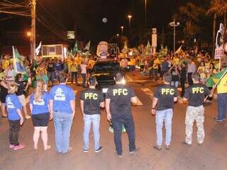 Grupos se reúnem em frente ao MPF, ponto rotineiro das manifestações em Campo Grande (Foto: Alan Nantes)
