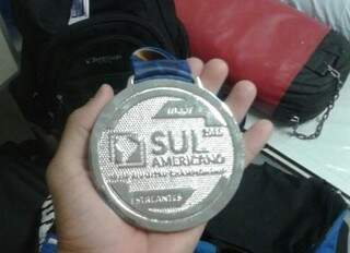 Medalha de prata foi conquistada por atleta de MS, em seu primeiro torneio internacional (Foto: Reprodução - Facebook)