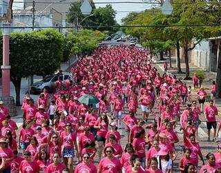 Centenas de mulheres participam de mobilização. (Foto: Diário Corumbaense)
