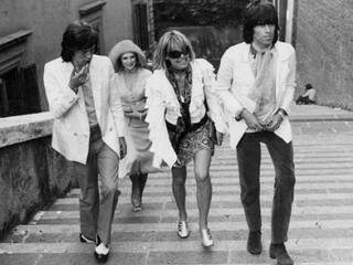 Mick Jagger, a esposa Marianne Faithfull, Anita Pallenberg e o namorado Keith Richards durante viagem ao Brasil em 1968. 