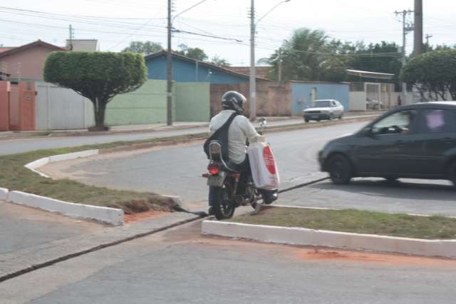 Moradores e comerciantes reclamam de obra parada na J&uacute;lio de Castilho