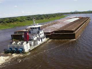 Transporte de minério de ferro na Hidrovia do Paraguai . (Foto: Divulgação)